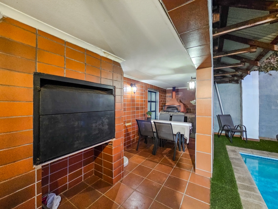 To Let 2 Bedroom Property for Rent in Magalieskruin Gauteng