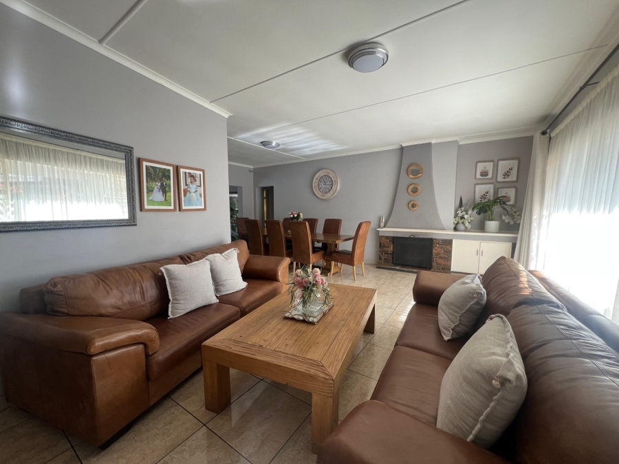 5 Bedroom Property for Sale in Glen Marais Gauteng