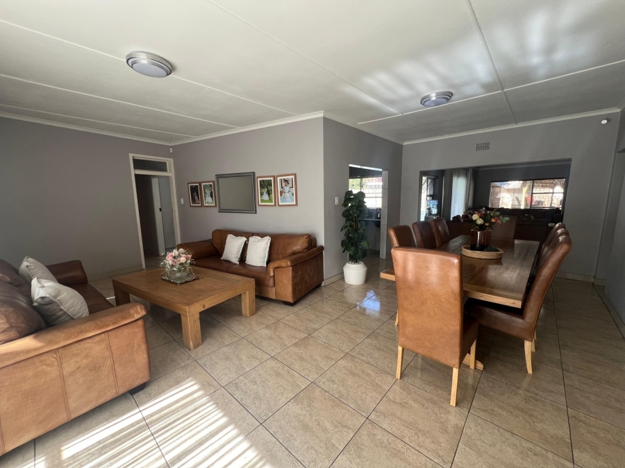 5 Bedroom Property for Sale in Glen Marais Gauteng