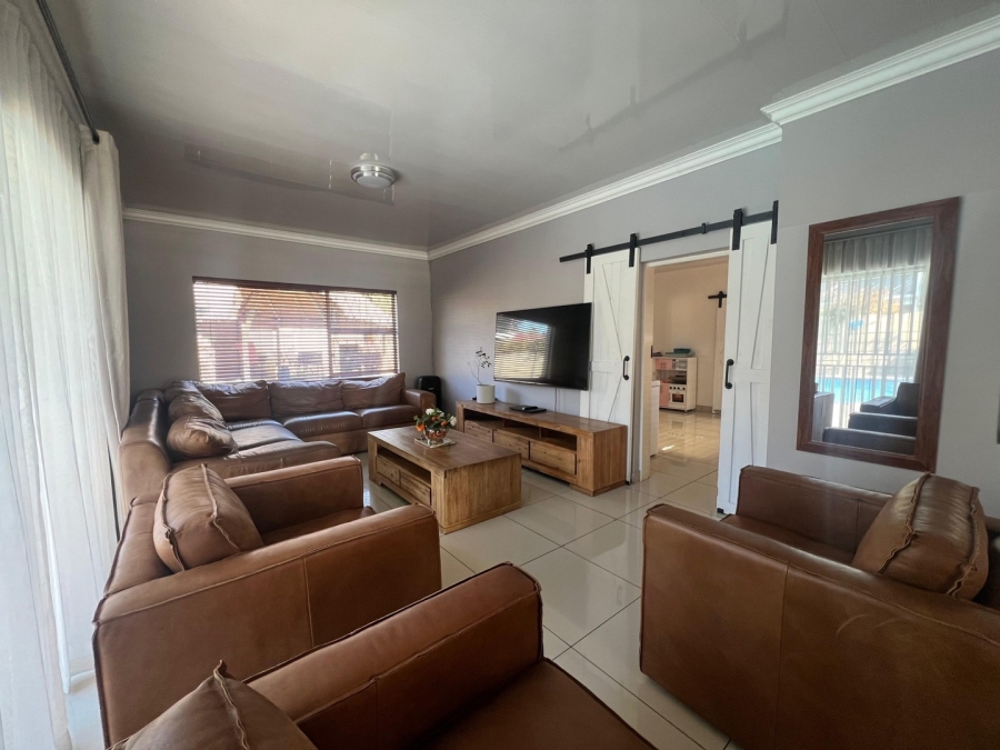 5 Bedroom Property for Sale in Glen Marais Gauteng