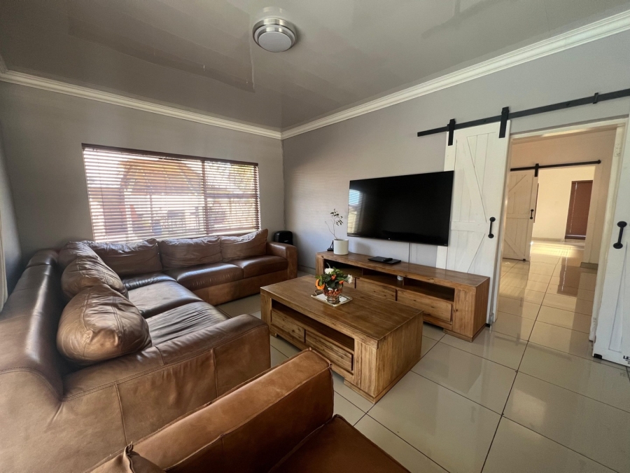 5 Bedroom Property for Sale in Glen Marais Gauteng