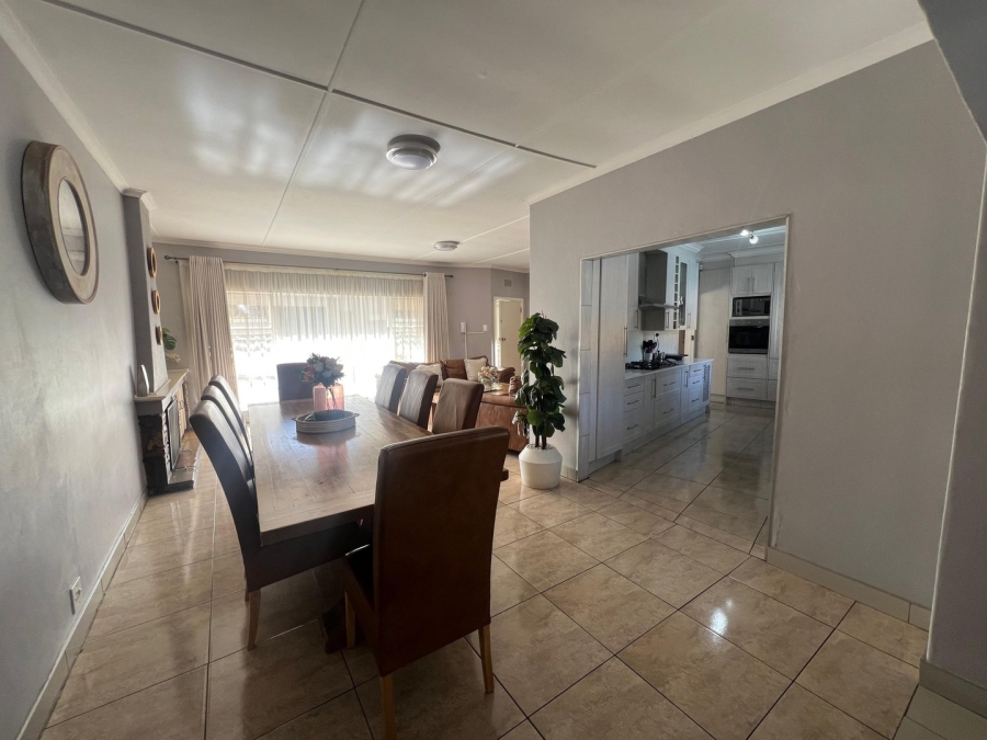 5 Bedroom Property for Sale in Glen Marais Gauteng