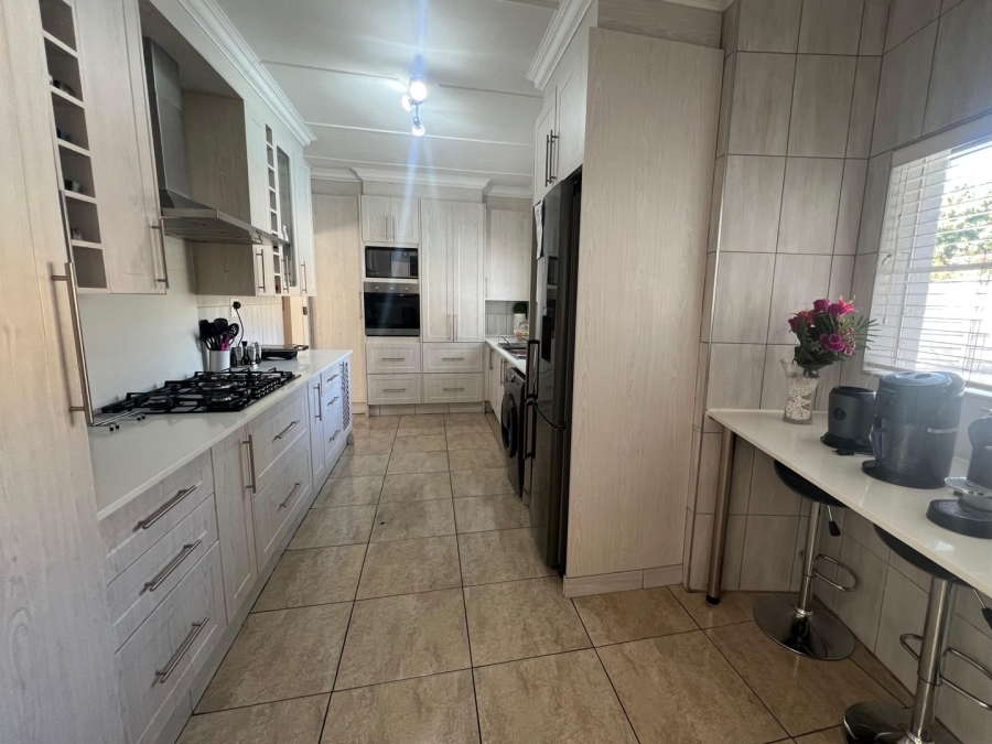 5 Bedroom Property for Sale in Glen Marais Gauteng
