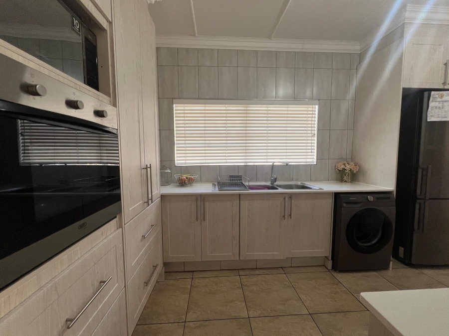 5 Bedroom Property for Sale in Glen Marais Gauteng