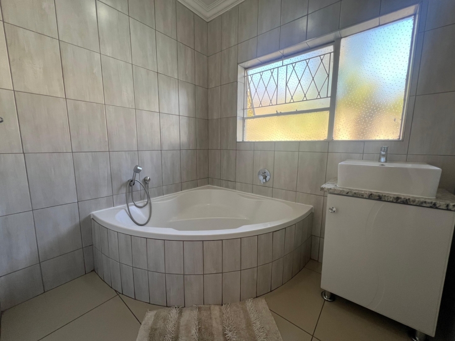 5 Bedroom Property for Sale in Glen Marais Gauteng