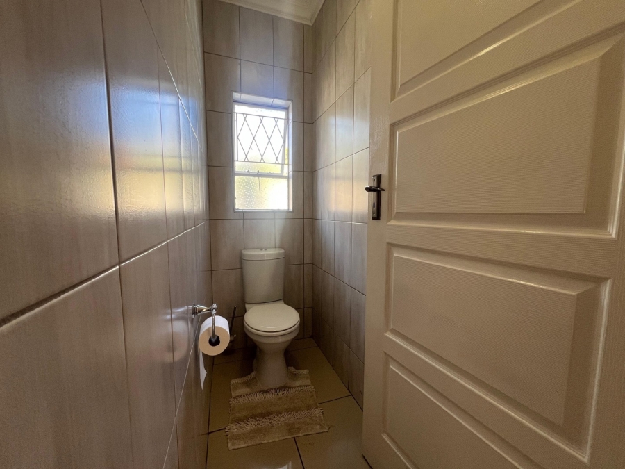5 Bedroom Property for Sale in Glen Marais Gauteng