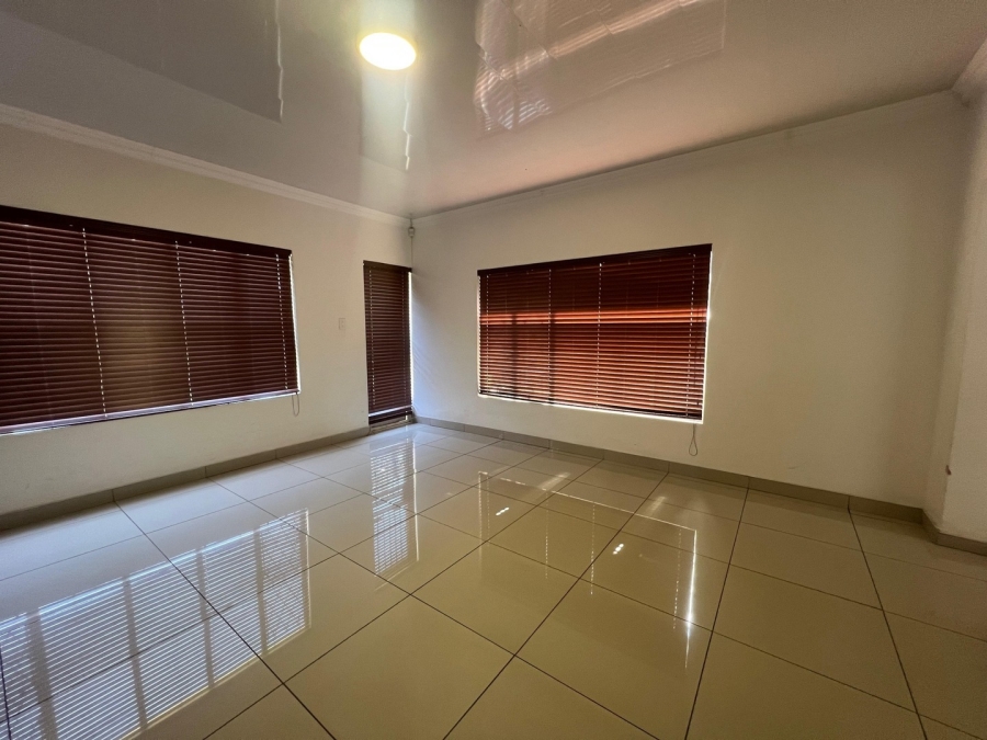 5 Bedroom Property for Sale in Glen Marais Gauteng