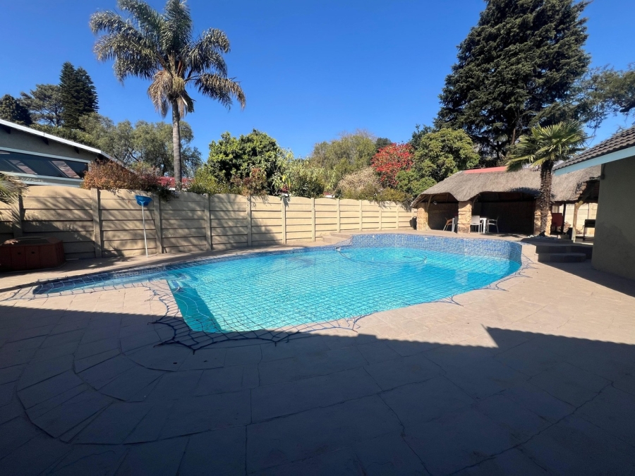5 Bedroom Property for Sale in Glen Marais Gauteng