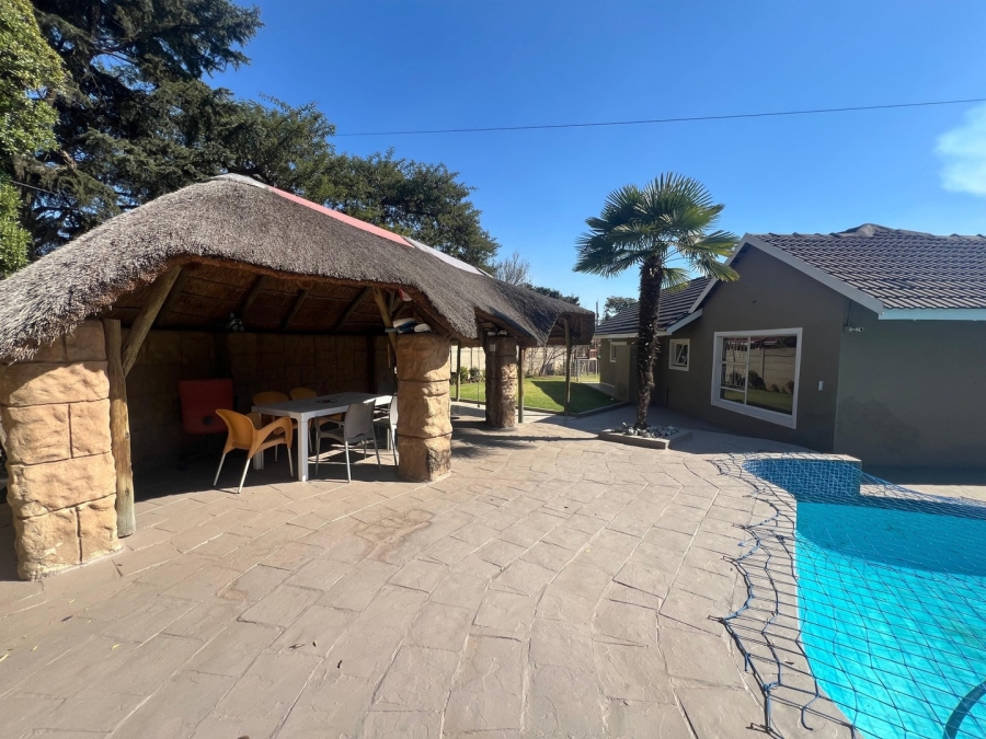 5 Bedroom Property for Sale in Glen Marais Gauteng