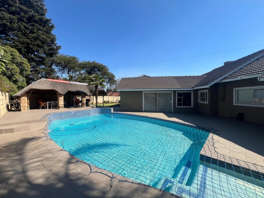 5 Bedroom Property for Sale in Glen Marais Gauteng