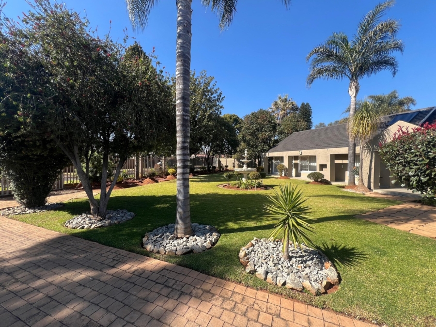 5 Bedroom Property for Sale in Glen Marais Gauteng