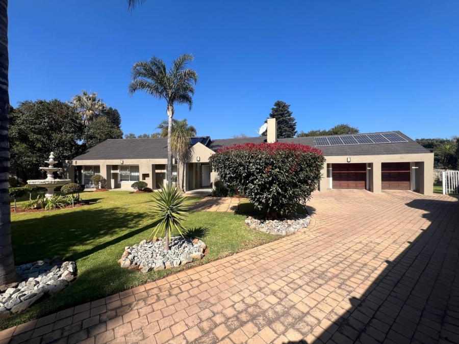 5 Bedroom Property for Sale in Glen Marais Gauteng
