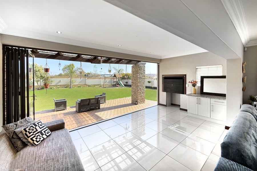 4 Bedroom Property for Sale in Crescent Wood Country Estate Gauteng