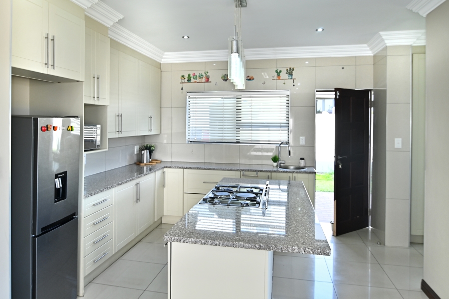4 Bedroom Property for Sale in Crescent Wood Country Estate Gauteng