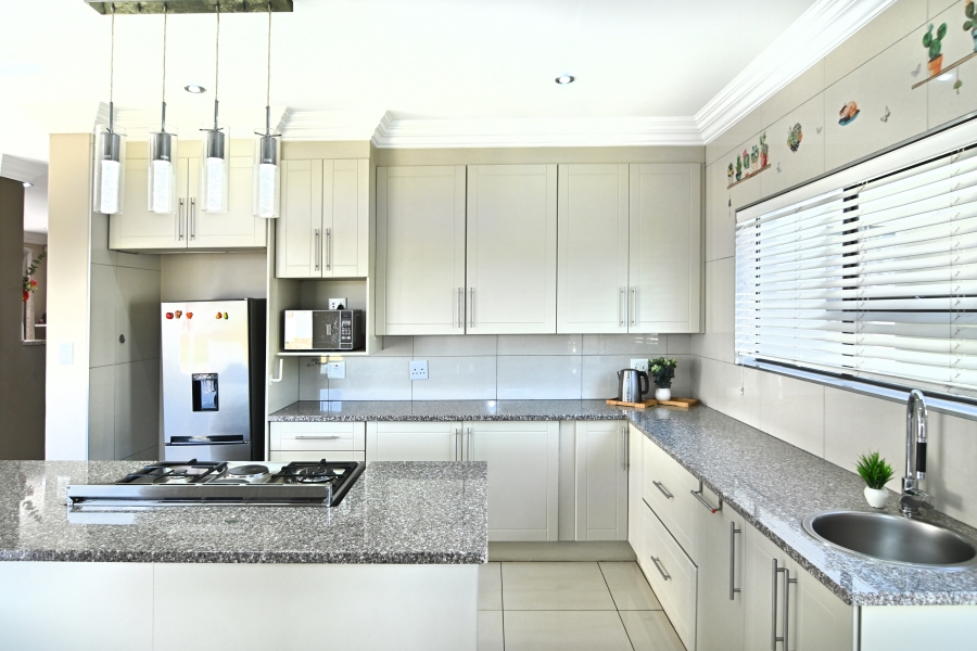 4 Bedroom Property for Sale in Crescent Wood Country Estate Gauteng