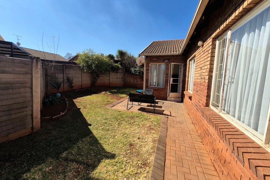 To Let 3 Bedroom Property for Rent in Die Hoewes Gauteng