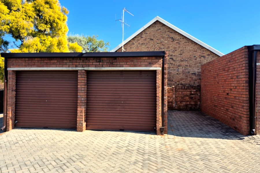 To Let 3 Bedroom Property for Rent in Die Hoewes Gauteng