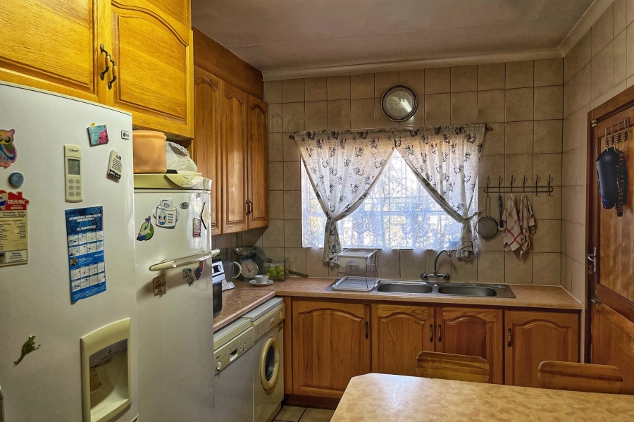 6 Bedroom Property for Sale in Discovery Gauteng