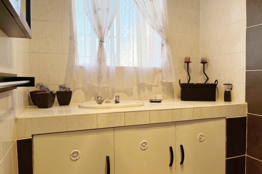 6 Bedroom Property for Sale in Discovery Gauteng