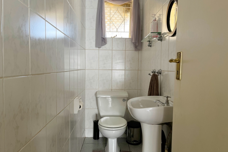 6 Bedroom Property for Sale in Discovery Gauteng