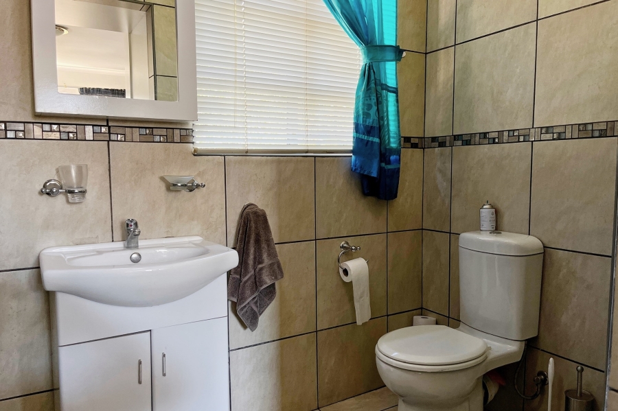 6 Bedroom Property for Sale in Discovery Gauteng