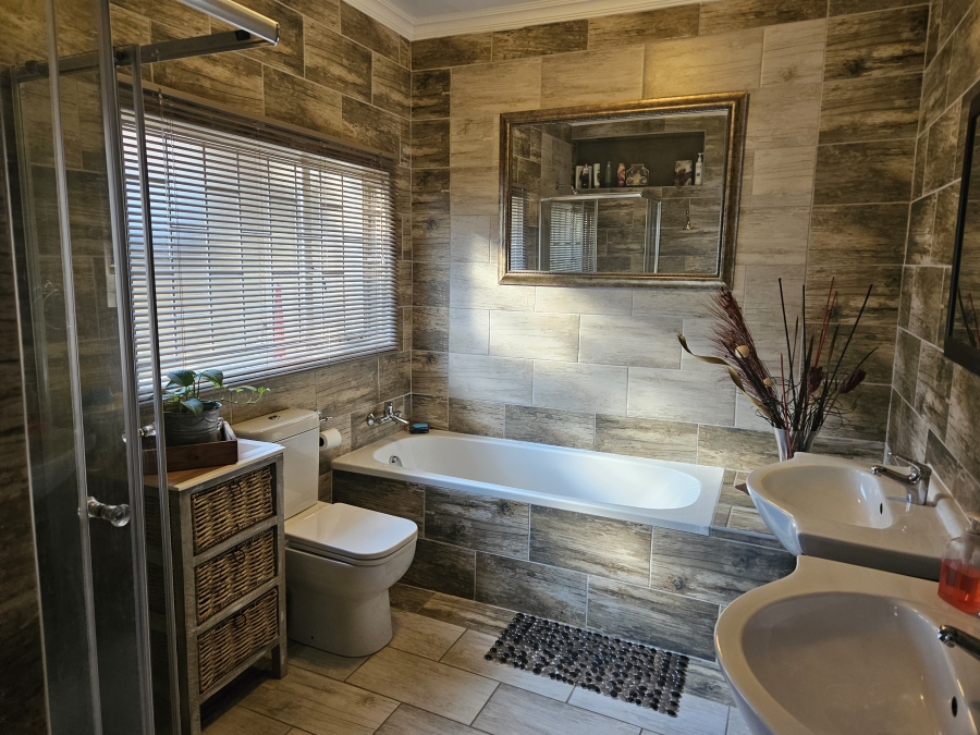 4 Bedroom Property for Sale in Breaunanda Gauteng