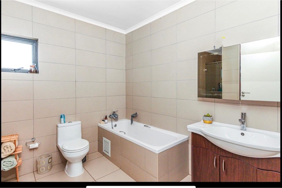 To Let 3 Bedroom Property for Rent in Broadacres Gauteng