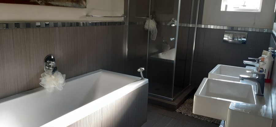 To Let 4 Bedroom Property for Rent in Ashlea Gardens Gauteng