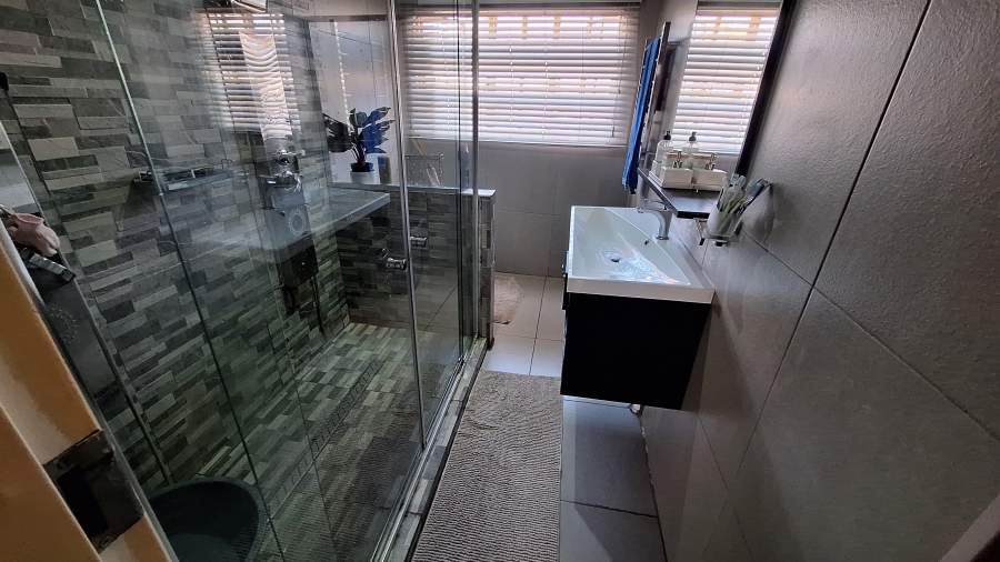 3 Bedroom Property for Sale in Garsfontein Gauteng