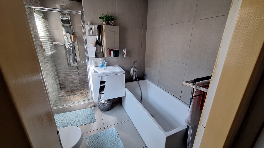 3 Bedroom Property for Sale in Garsfontein Gauteng