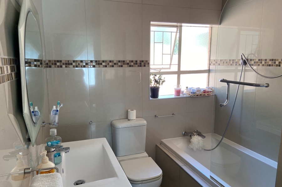 4 Bedroom Property for Sale in Glen Marais Gauteng