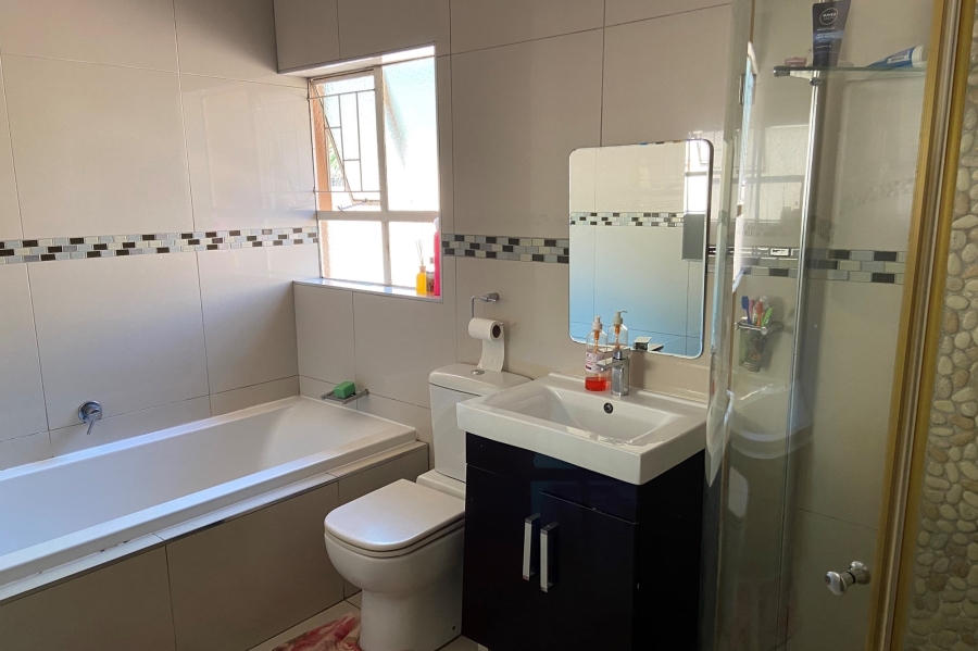 4 Bedroom Property for Sale in Glen Marais Gauteng