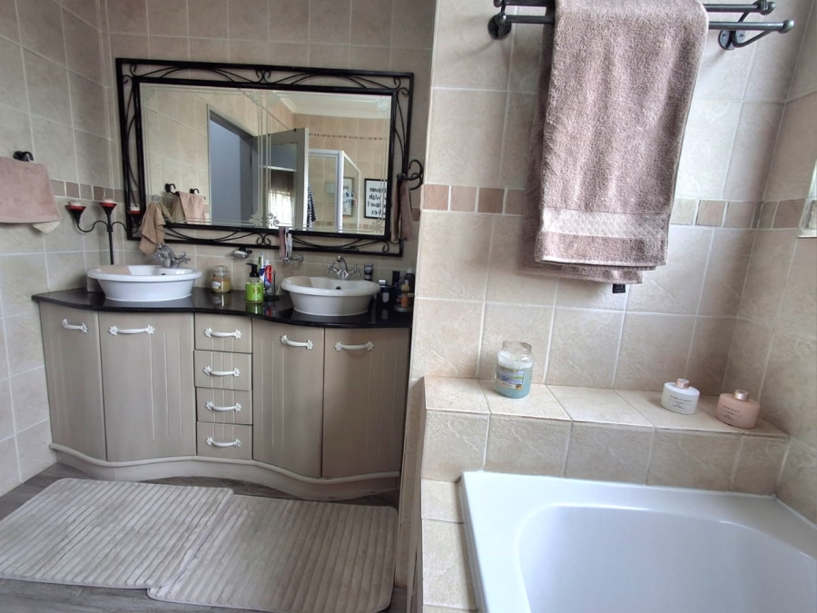 3 Bedroom Property for Sale in Sonneveld Gauteng