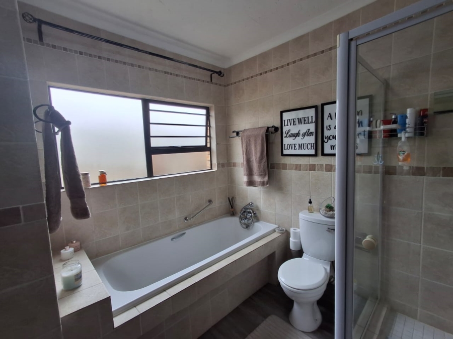 3 Bedroom Property for Sale in Sonneveld Gauteng