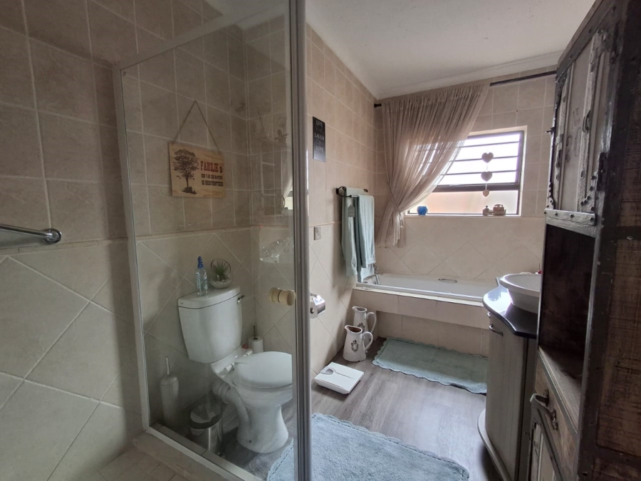 3 Bedroom Property for Sale in Sonneveld Gauteng