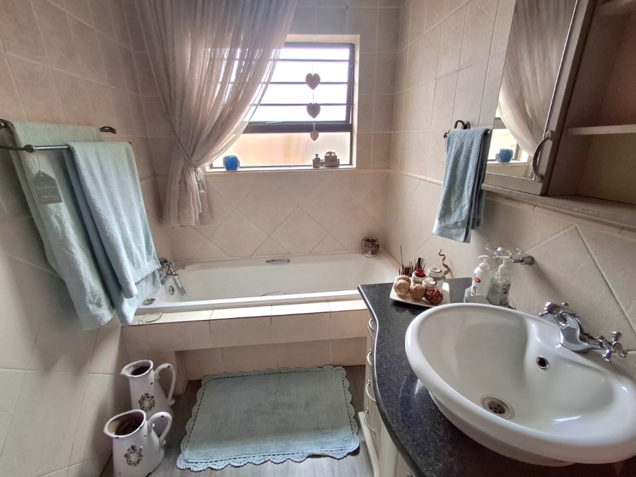 3 Bedroom Property for Sale in Sonneveld Gauteng