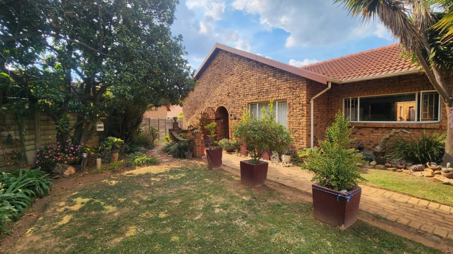 4 Bedroom Property for Sale in Erasmuskloof Gauteng