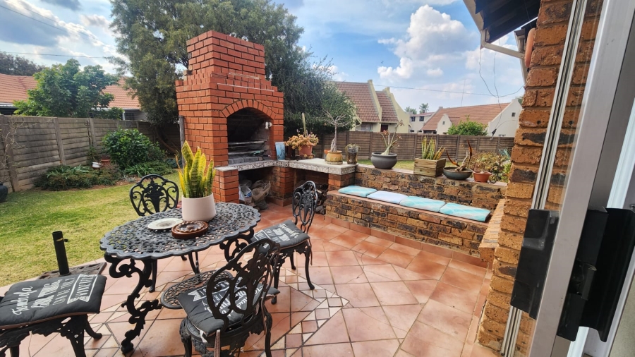 4 Bedroom Property for Sale in Erasmuskloof Gauteng