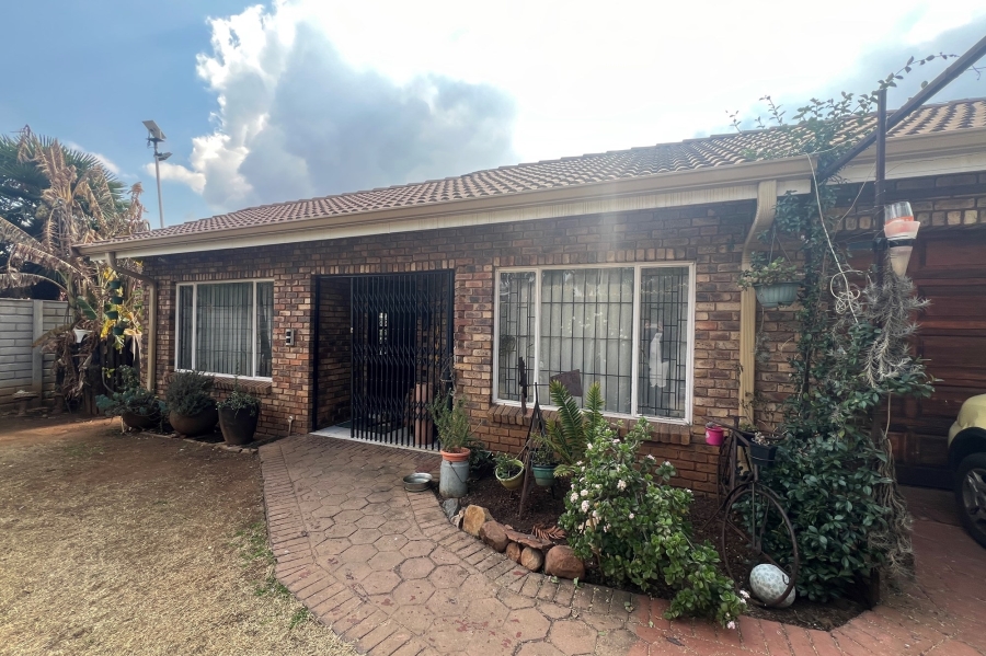 3 Bedroom Property for Sale in Rooihuiskraal North Gauteng
