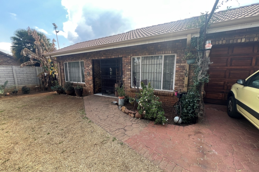 3 Bedroom Property for Sale in Rooihuiskraal North Gauteng