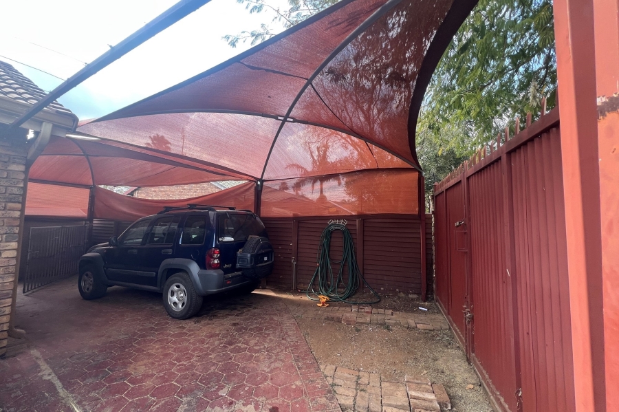3 Bedroom Property for Sale in Rooihuiskraal North Gauteng