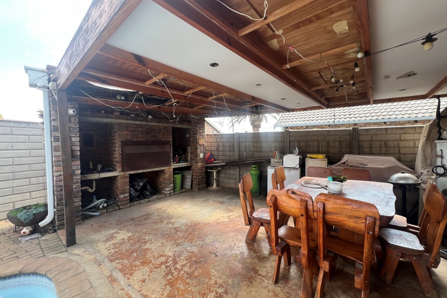 3 Bedroom Property for Sale in Rooihuiskraal North Gauteng