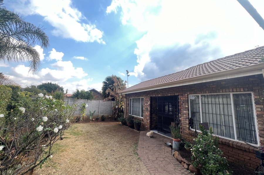 3 Bedroom Property for Sale in Rooihuiskraal North Gauteng