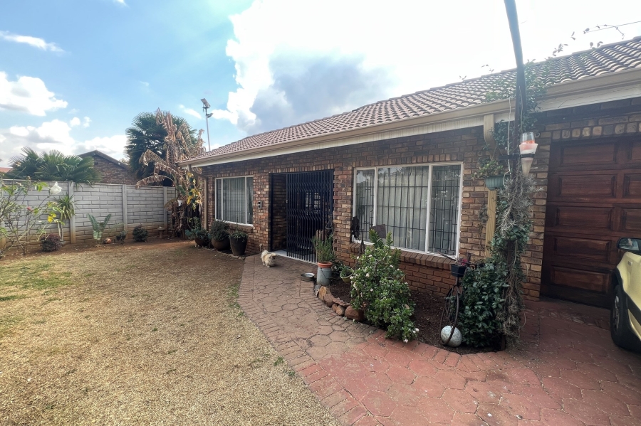 3 Bedroom Property for Sale in Rooihuiskraal North Gauteng