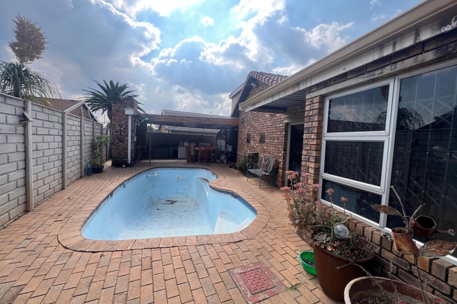 3 Bedroom Property for Sale in Rooihuiskraal North Gauteng
