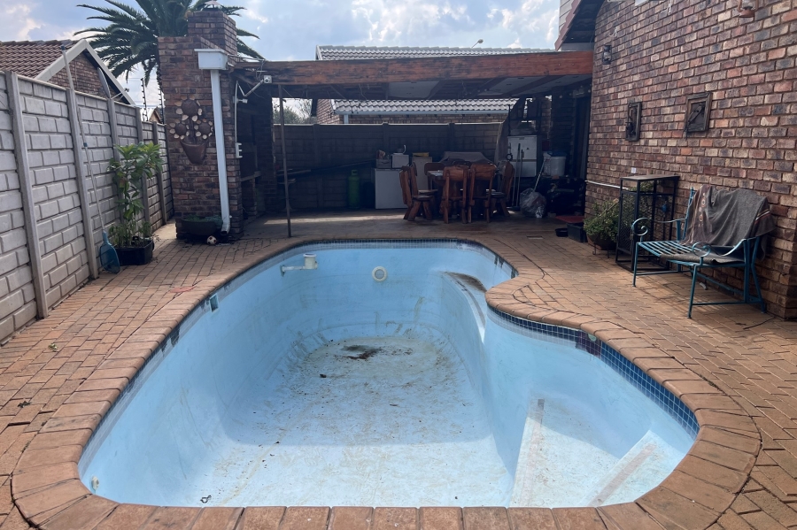 3 Bedroom Property for Sale in Rooihuiskraal North Gauteng