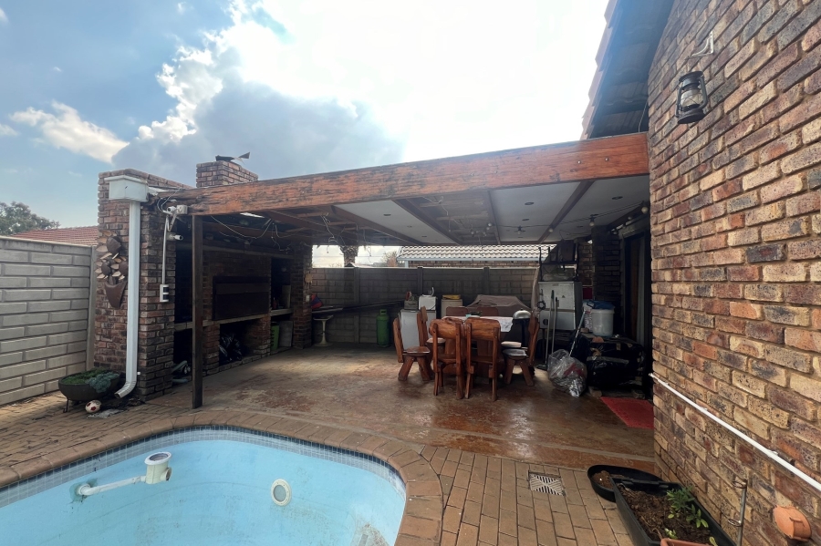 3 Bedroom Property for Sale in Rooihuiskraal North Gauteng