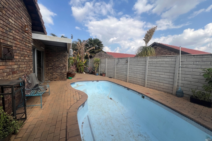 3 Bedroom Property for Sale in Rooihuiskraal North Gauteng