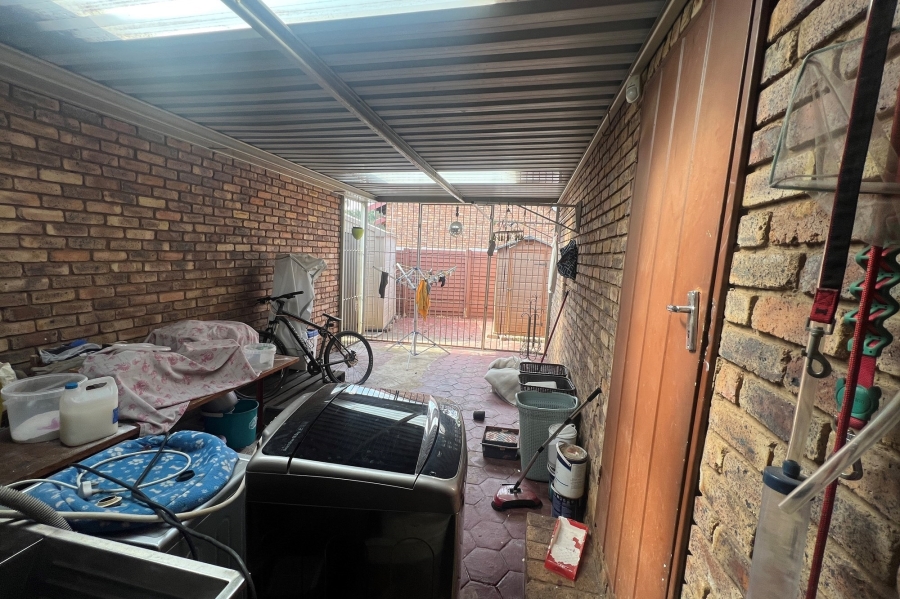 3 Bedroom Property for Sale in Rooihuiskraal North Gauteng