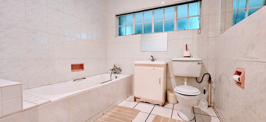 4 Bedroom Property for Sale in Three Rivers Proper Gauteng